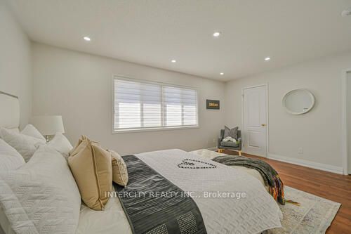 3 Rambling Oak Dr