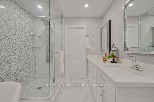 3 Rambling Oak Dr