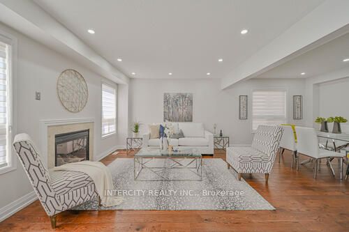 3 Rambling Oak Dr