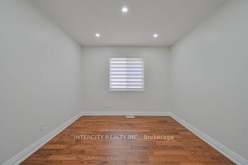 3 Rambling Oak Dr