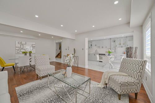 3 Rambling Oak Dr