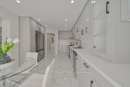 3 Rambling Oak Dr