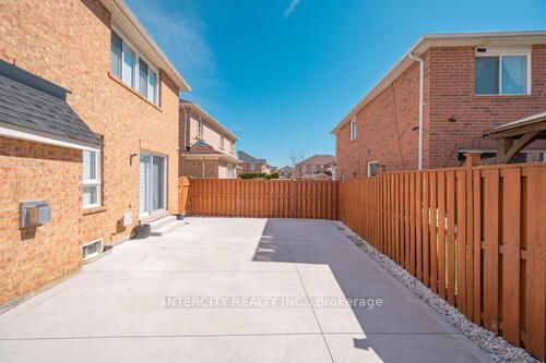 3 Rambling Oak Dr