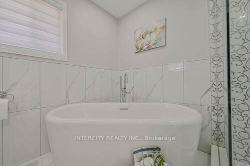 3 Rambling Oak Dr