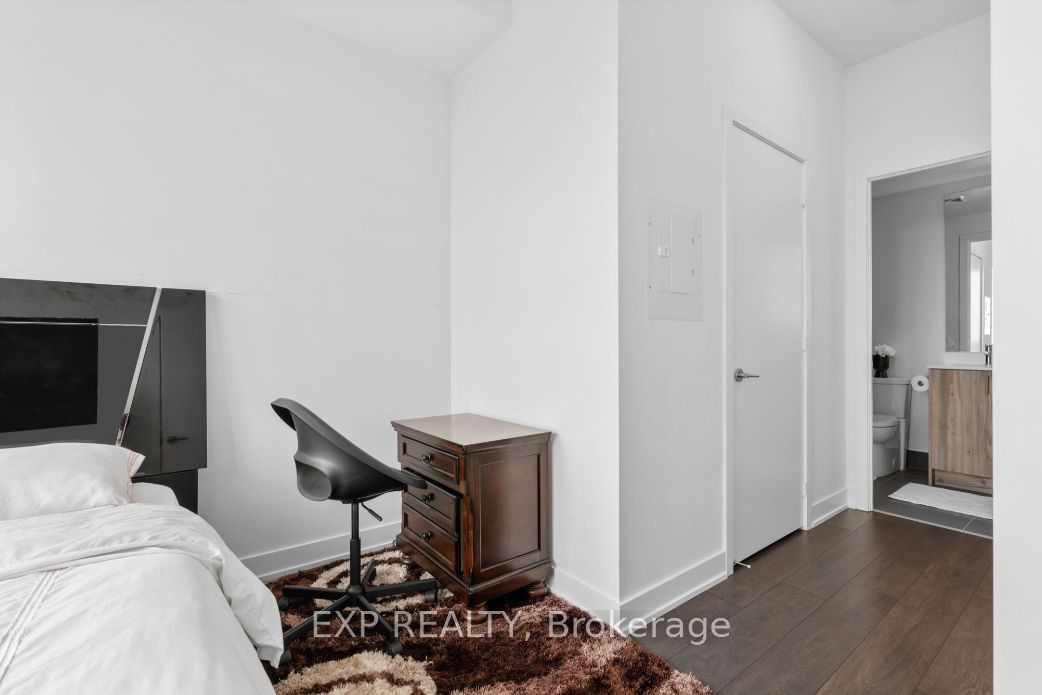 180 Veterans Dr, #806