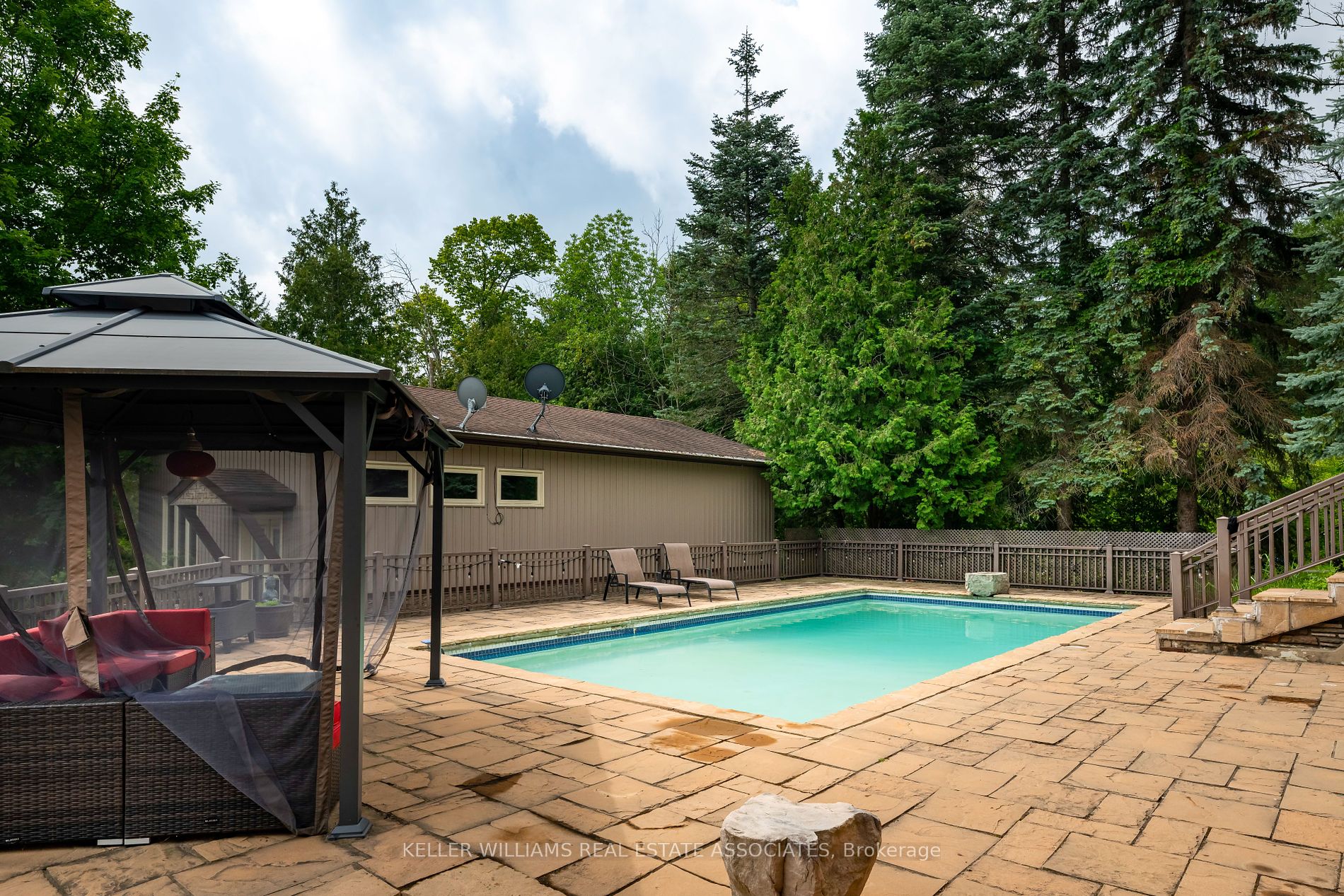 16 Cedar Dr