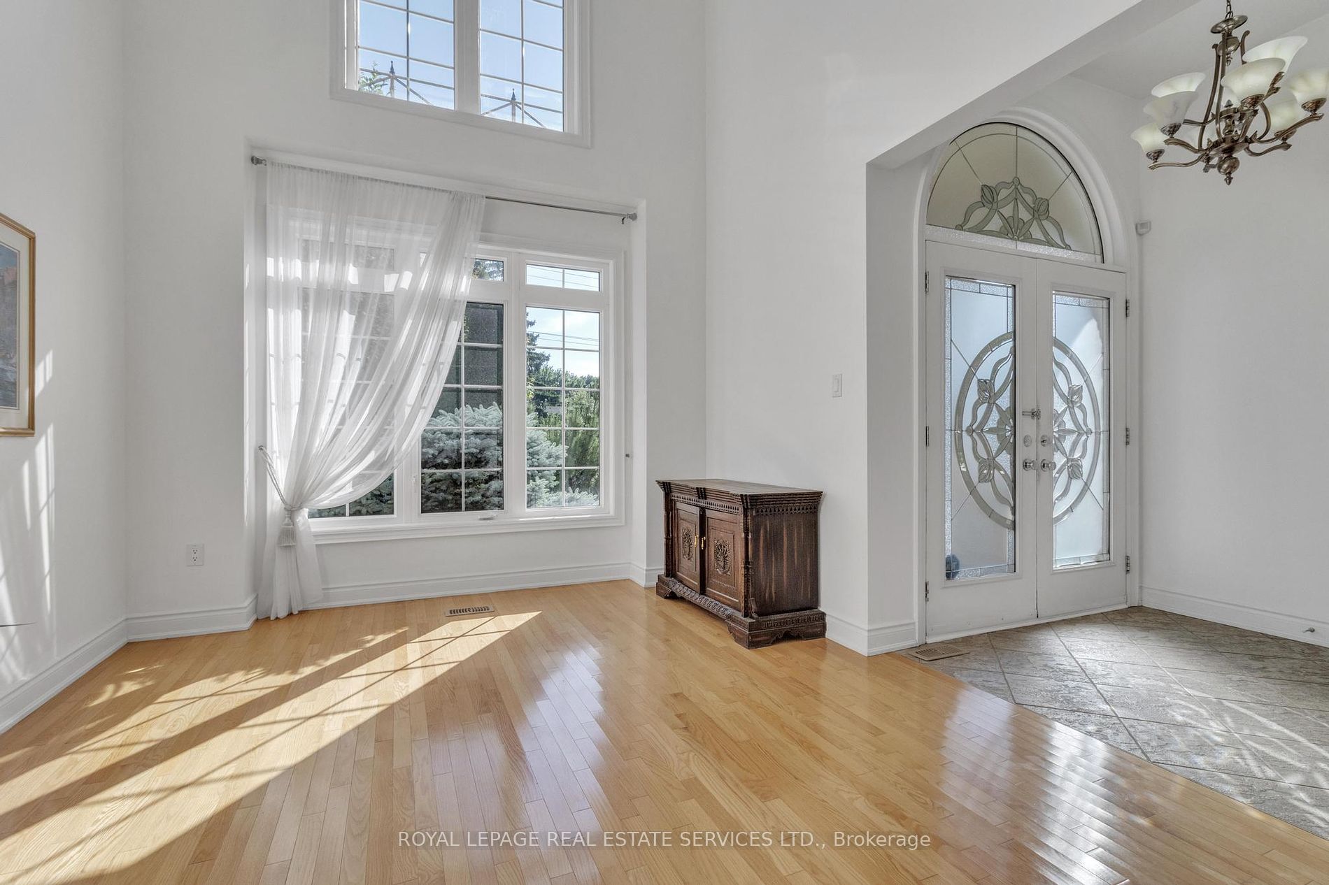 215 Burloak Dr
