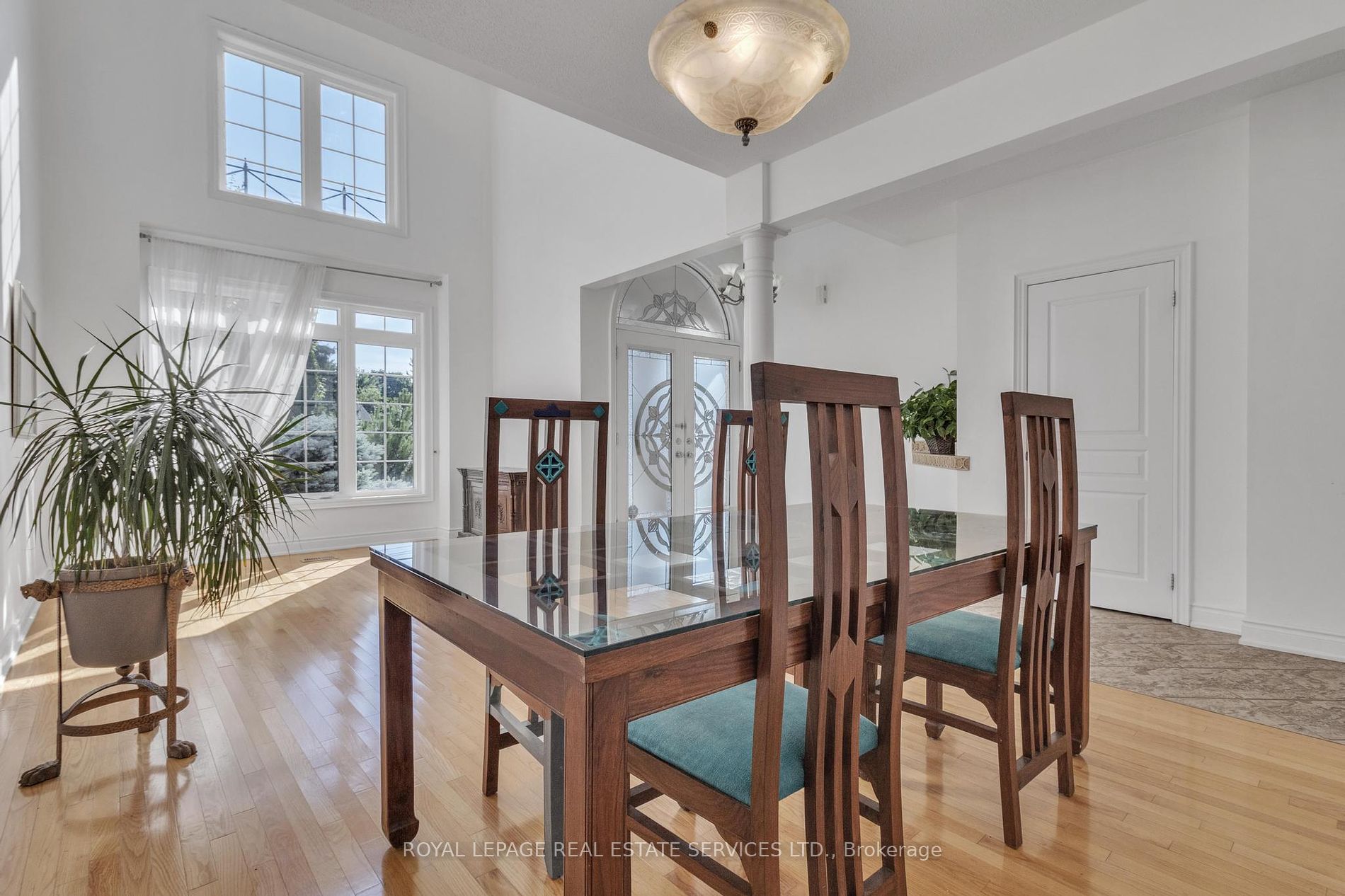215 Burloak Dr