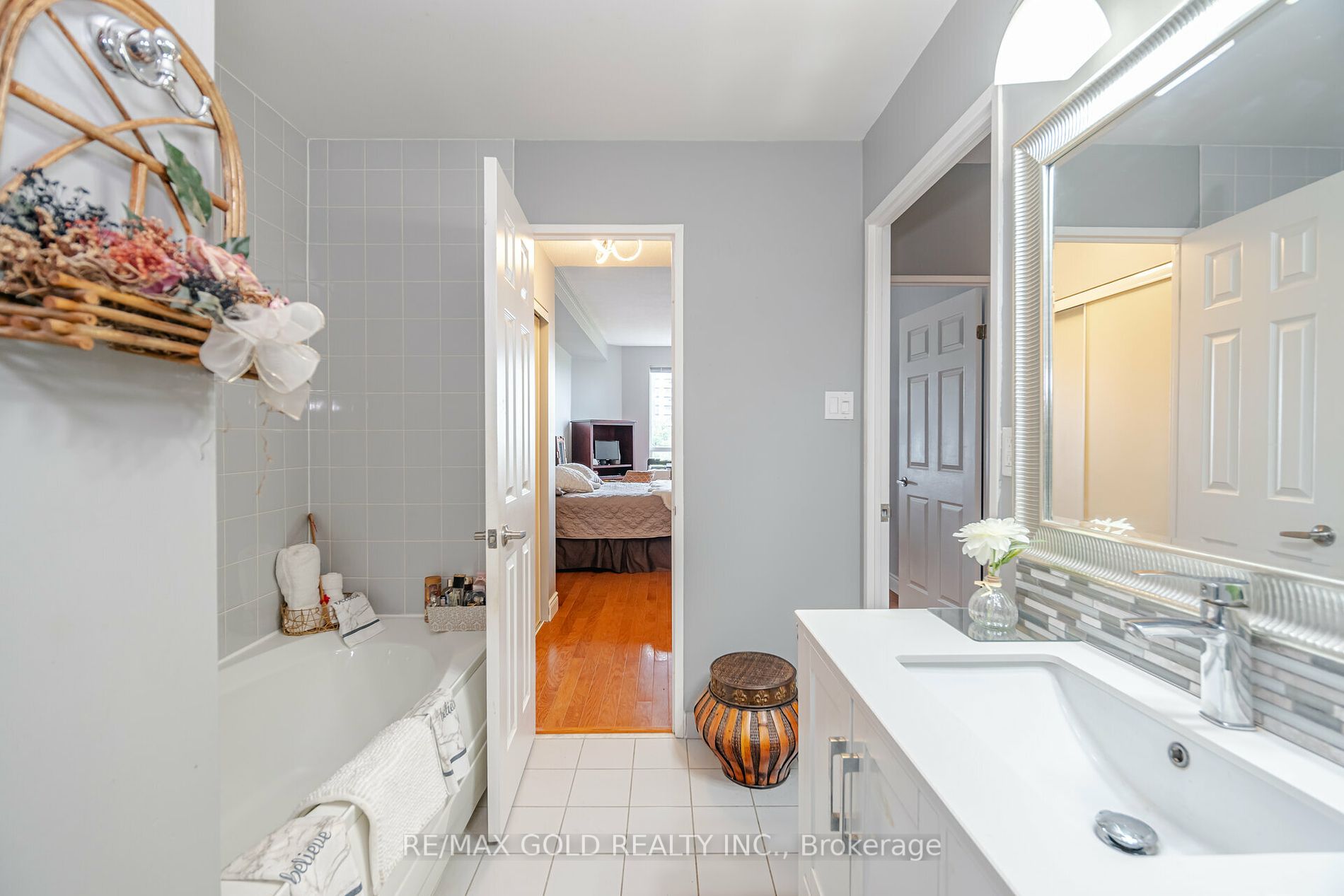 2511 Lakeshore Road W, #517
