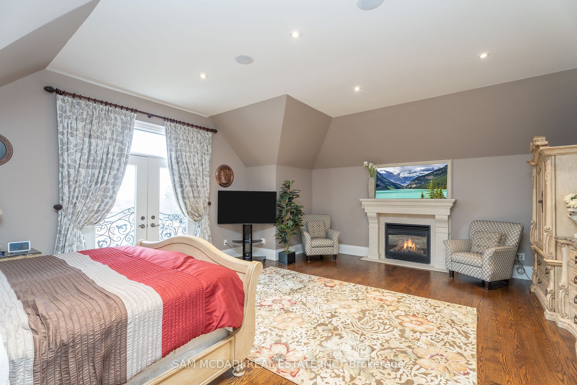 2513 Sharon Crescent