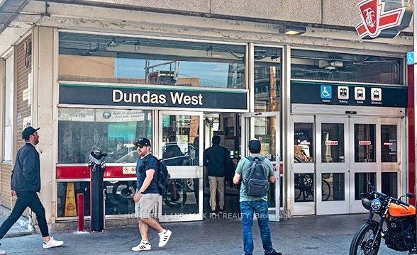 2179 Dundas St W