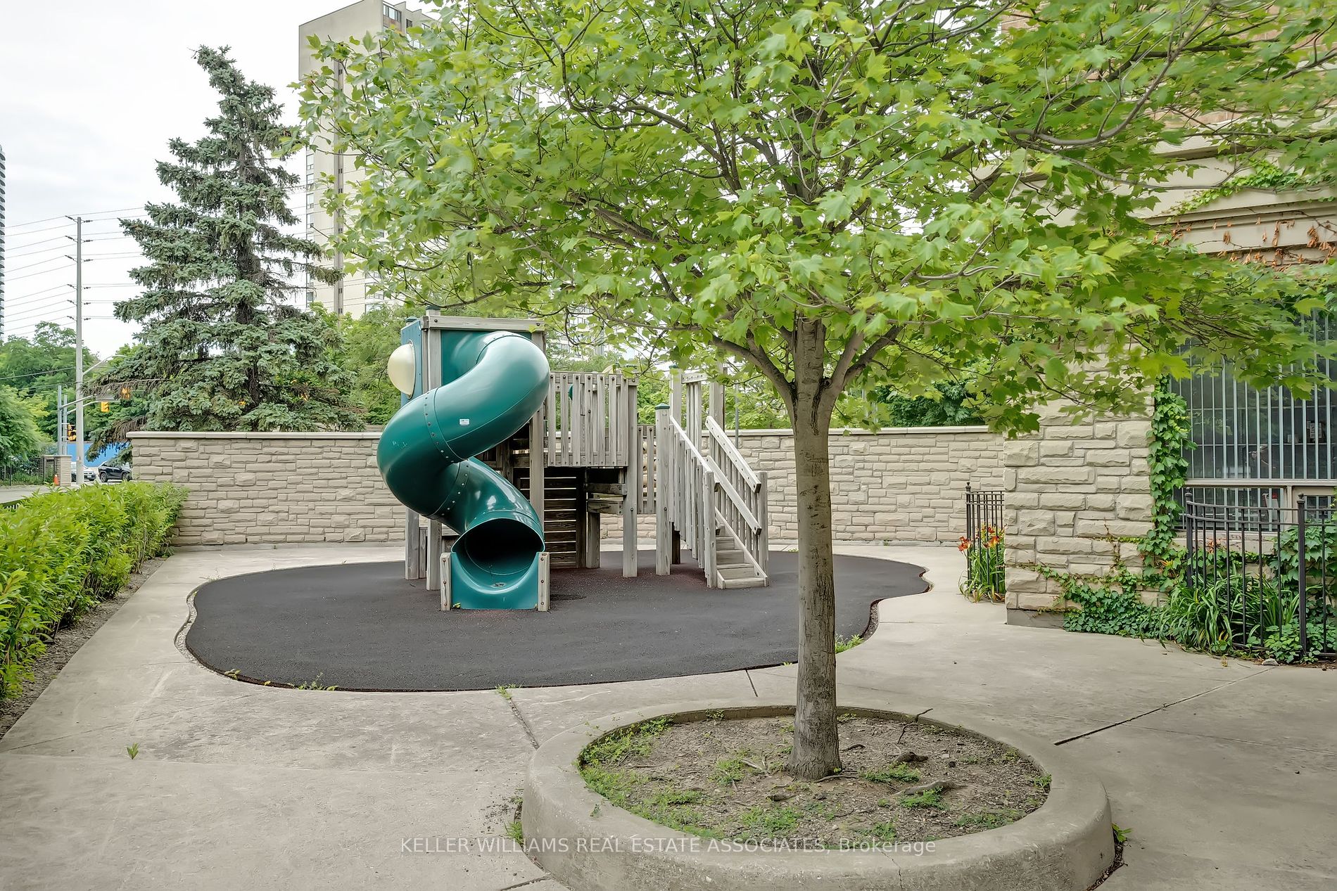 200 Burnhamthorpe Rd E, #304