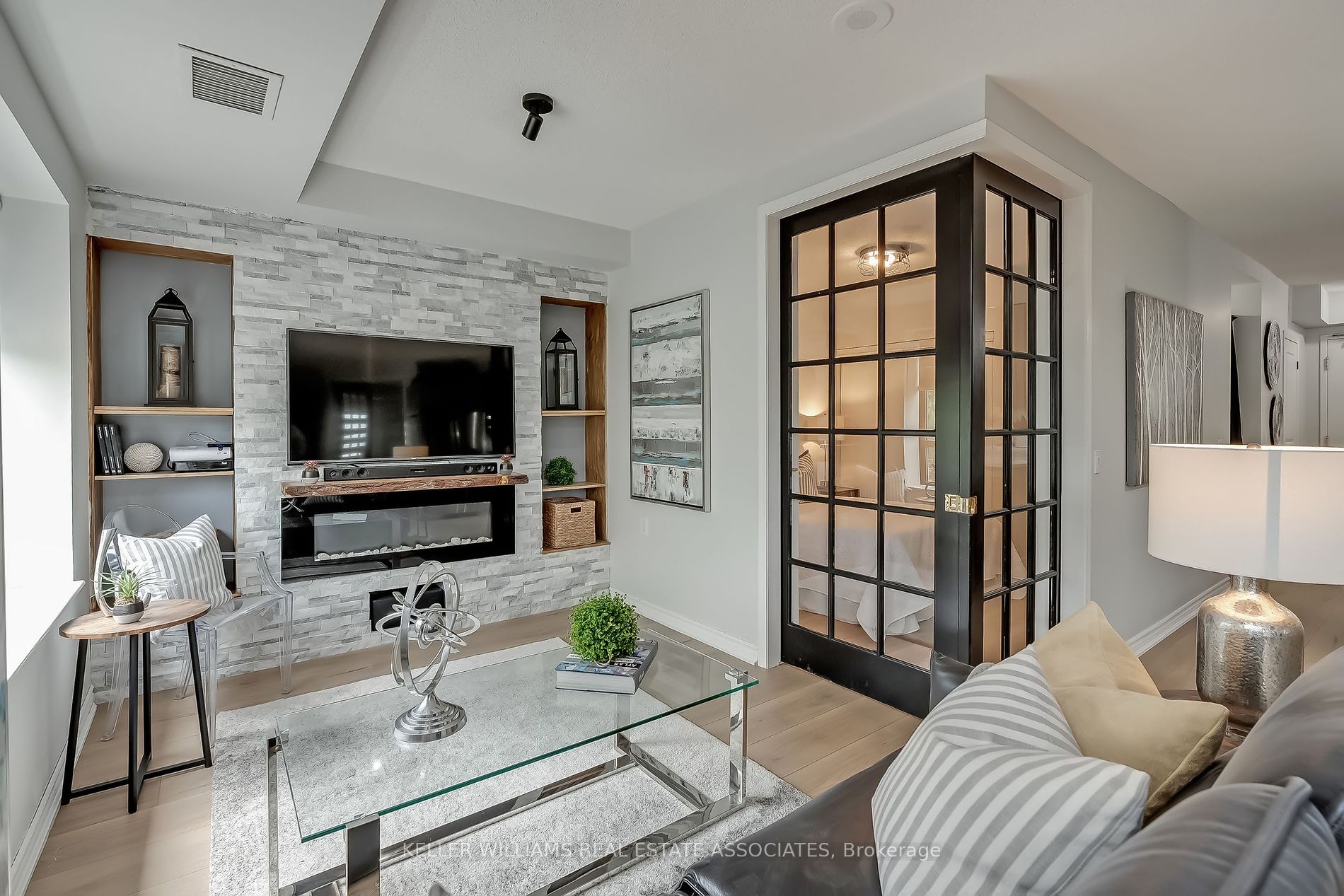 200 Burnhamthorpe Rd E, #304