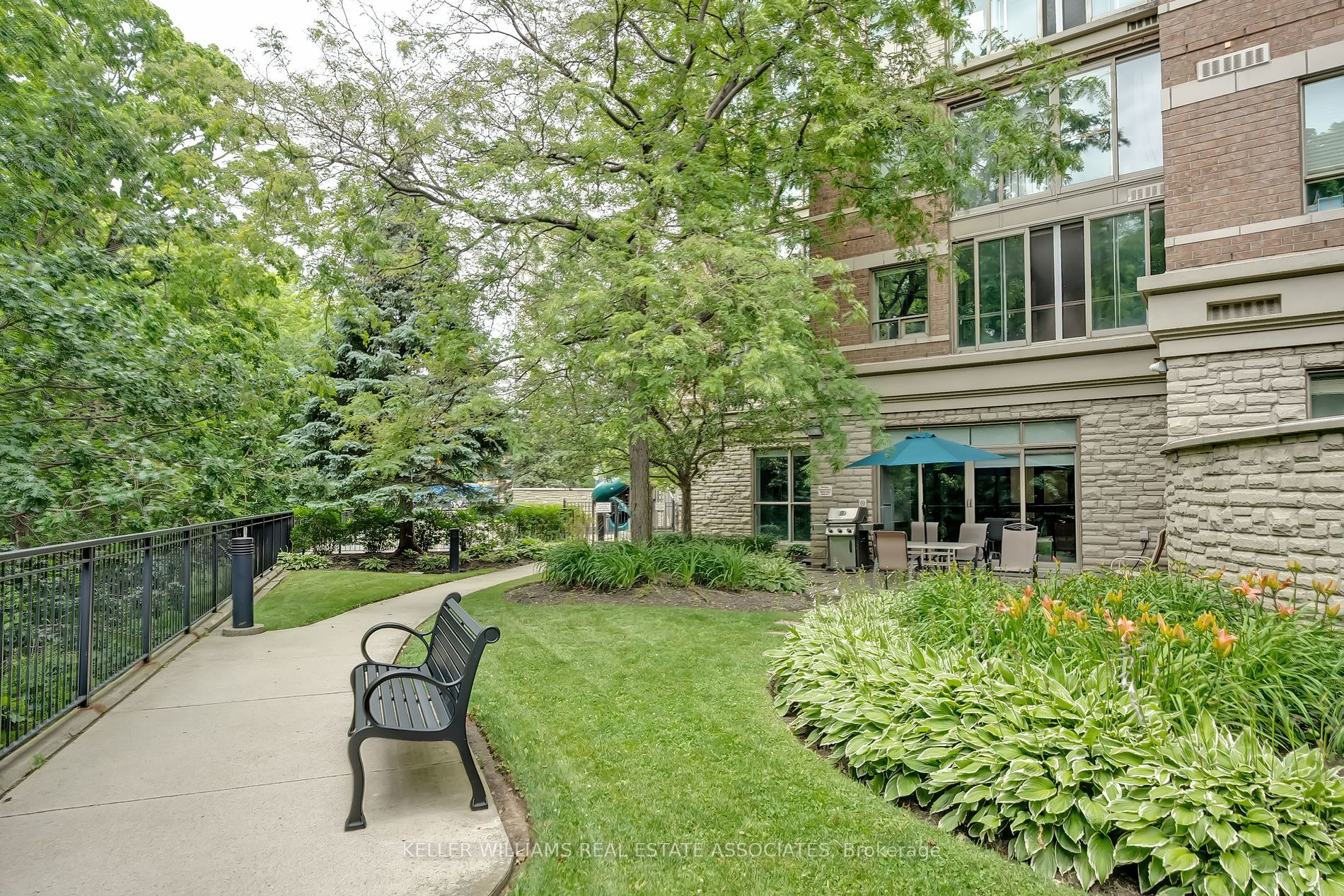 200 Burnhamthorpe Rd E, #304