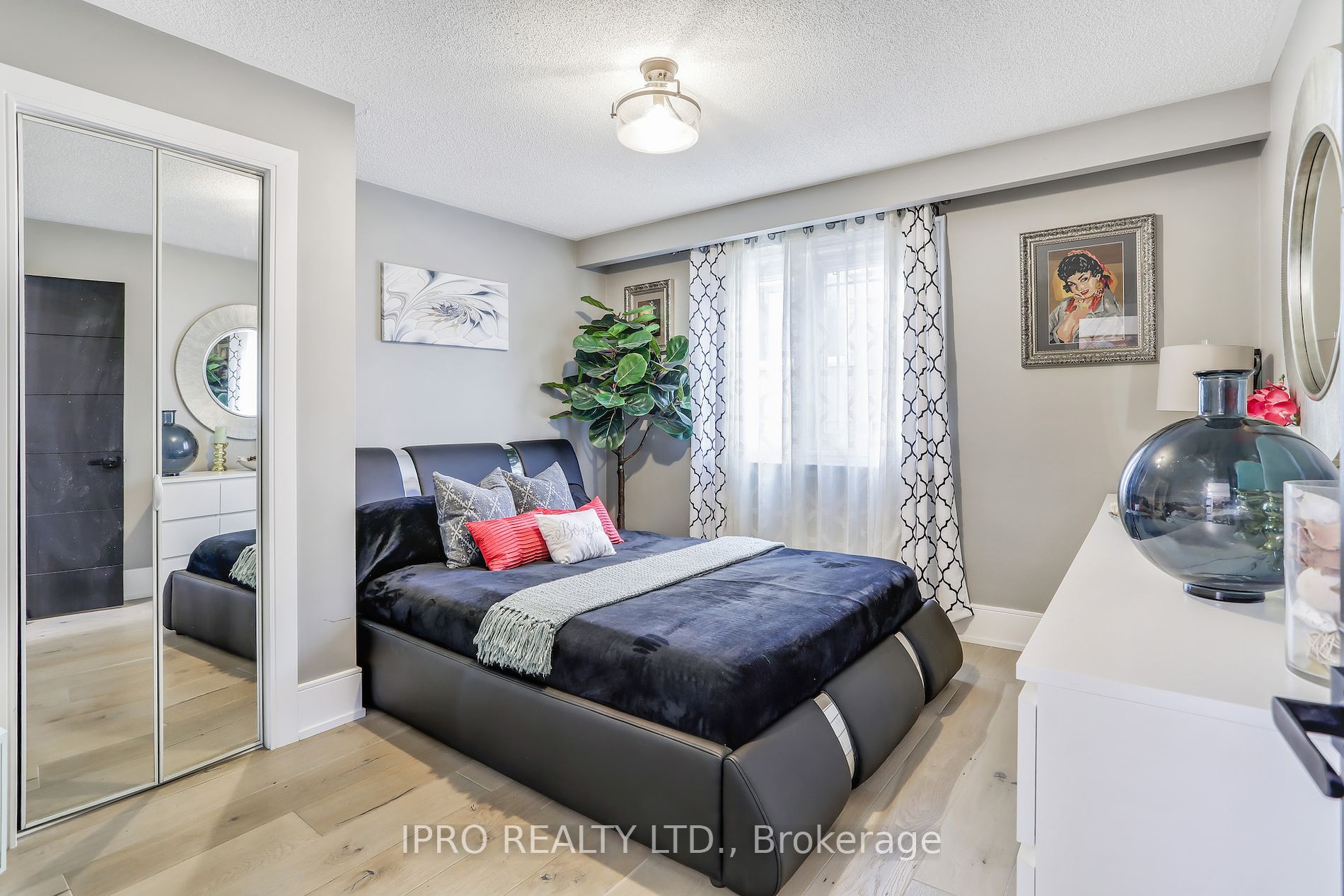 3484 Riverspray Cres