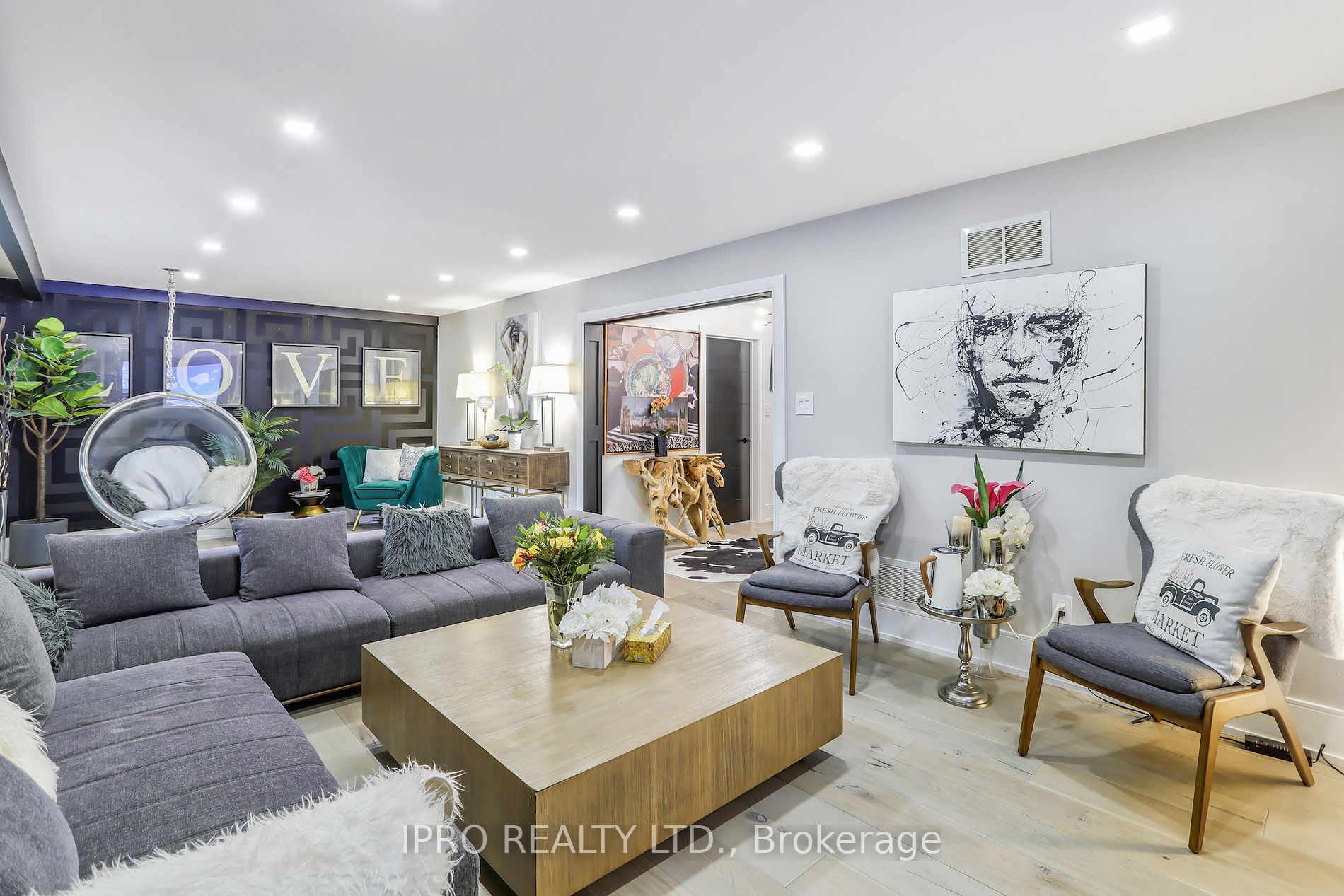3484 Riverspray Cres