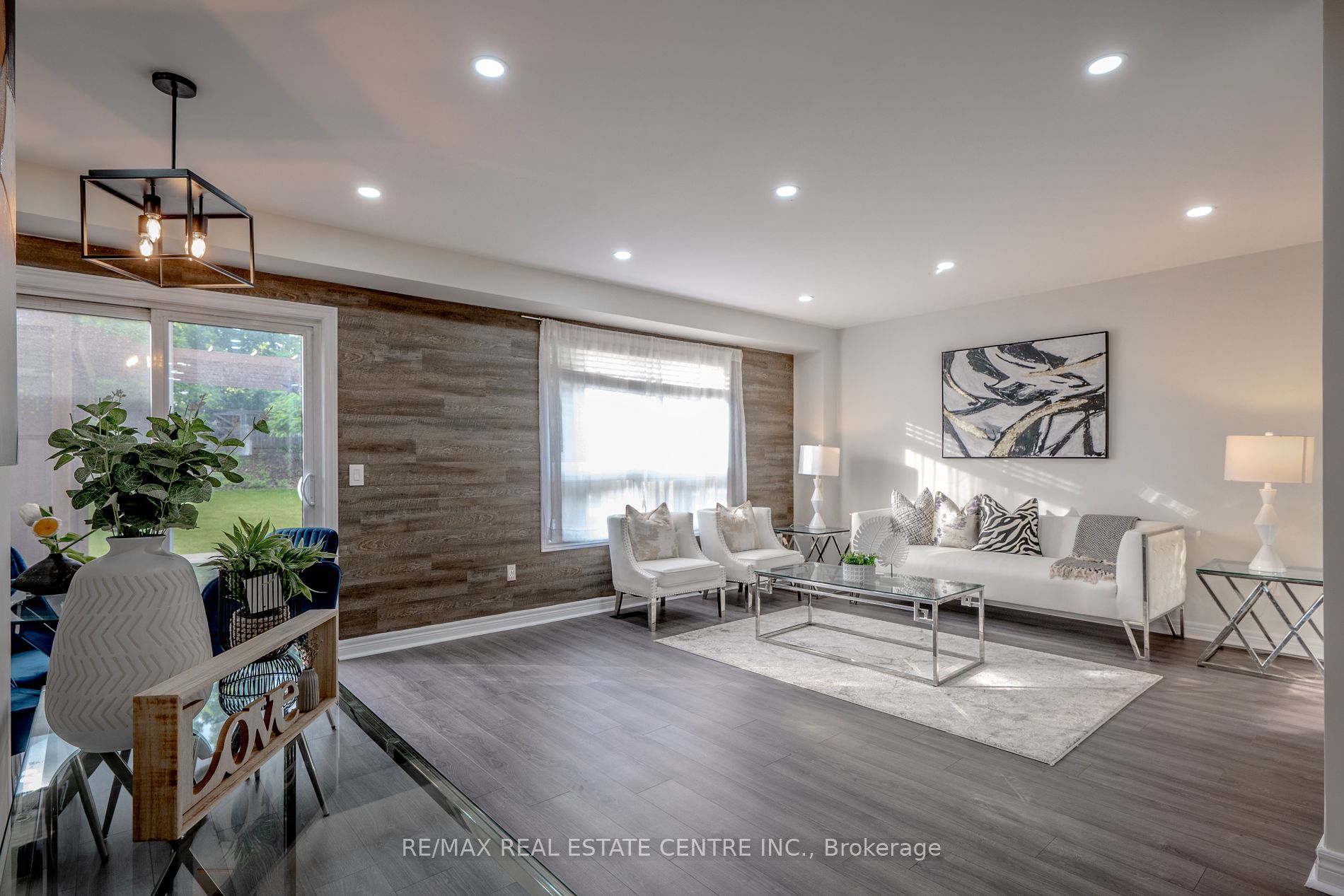 118 Mowat Cres