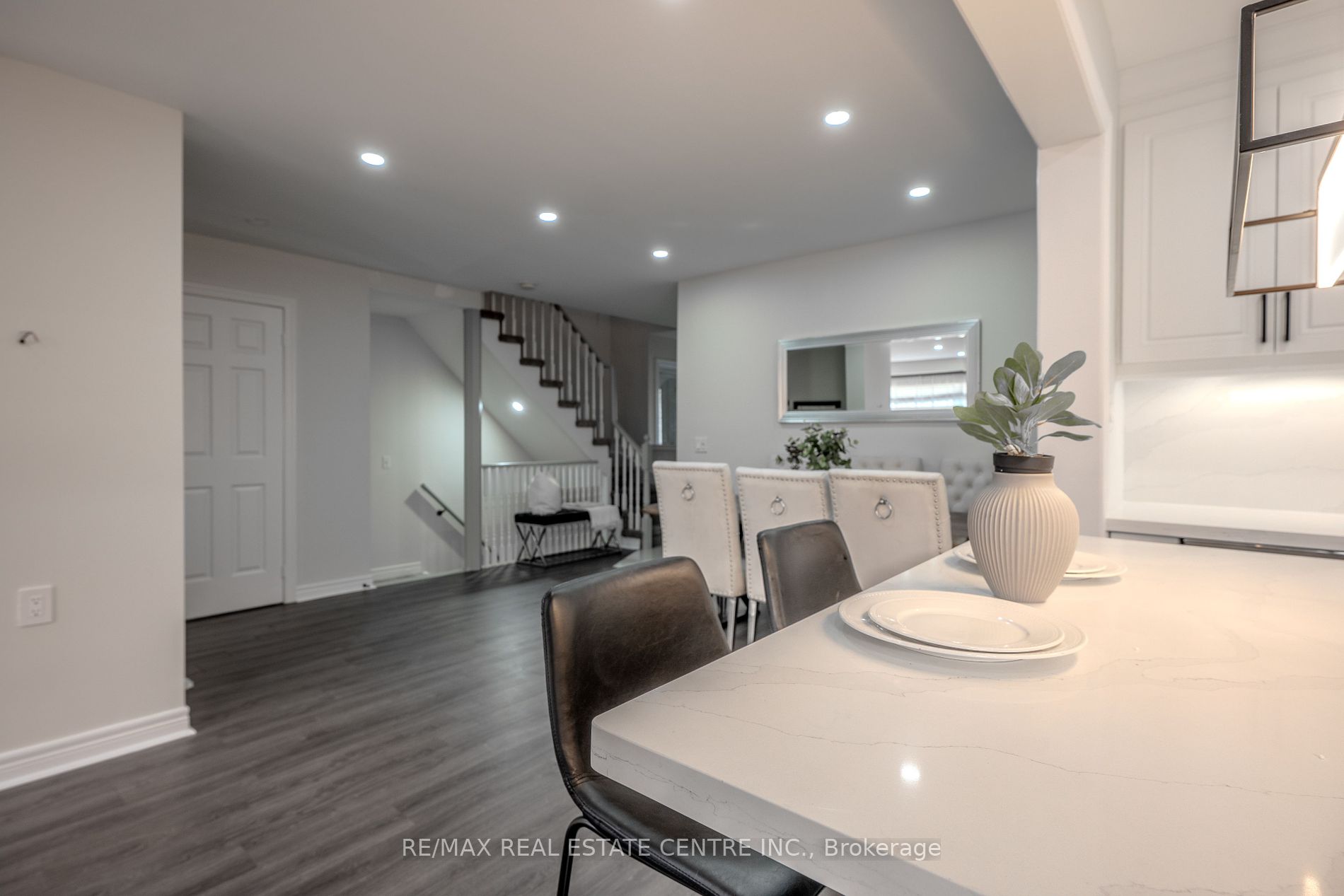 118 Mowat Cres