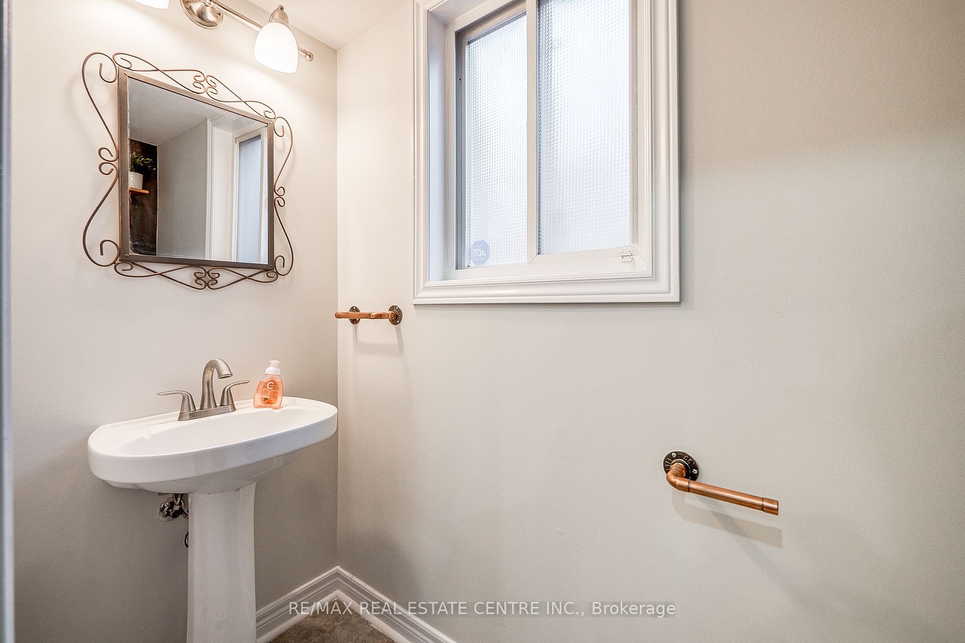 118 Mowat Cres