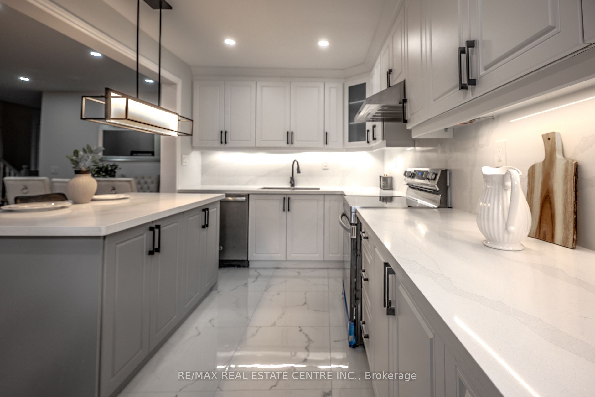 118 Mowat Cres