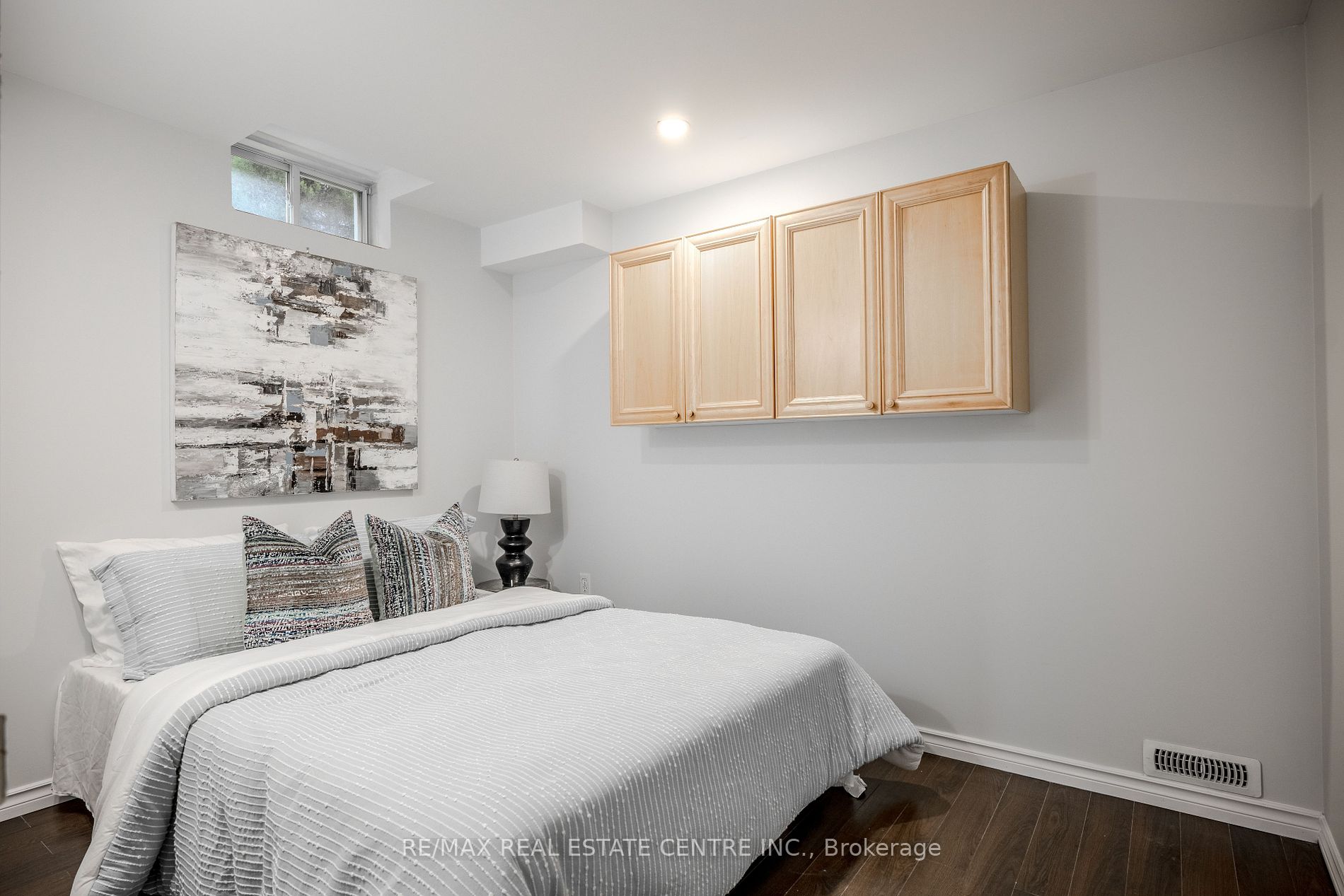 118 Mowat Cres