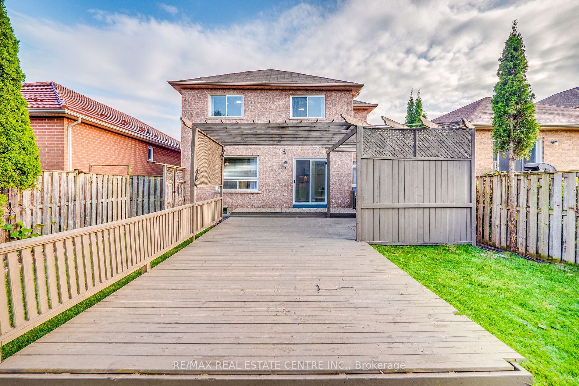 118 Mowat Cres