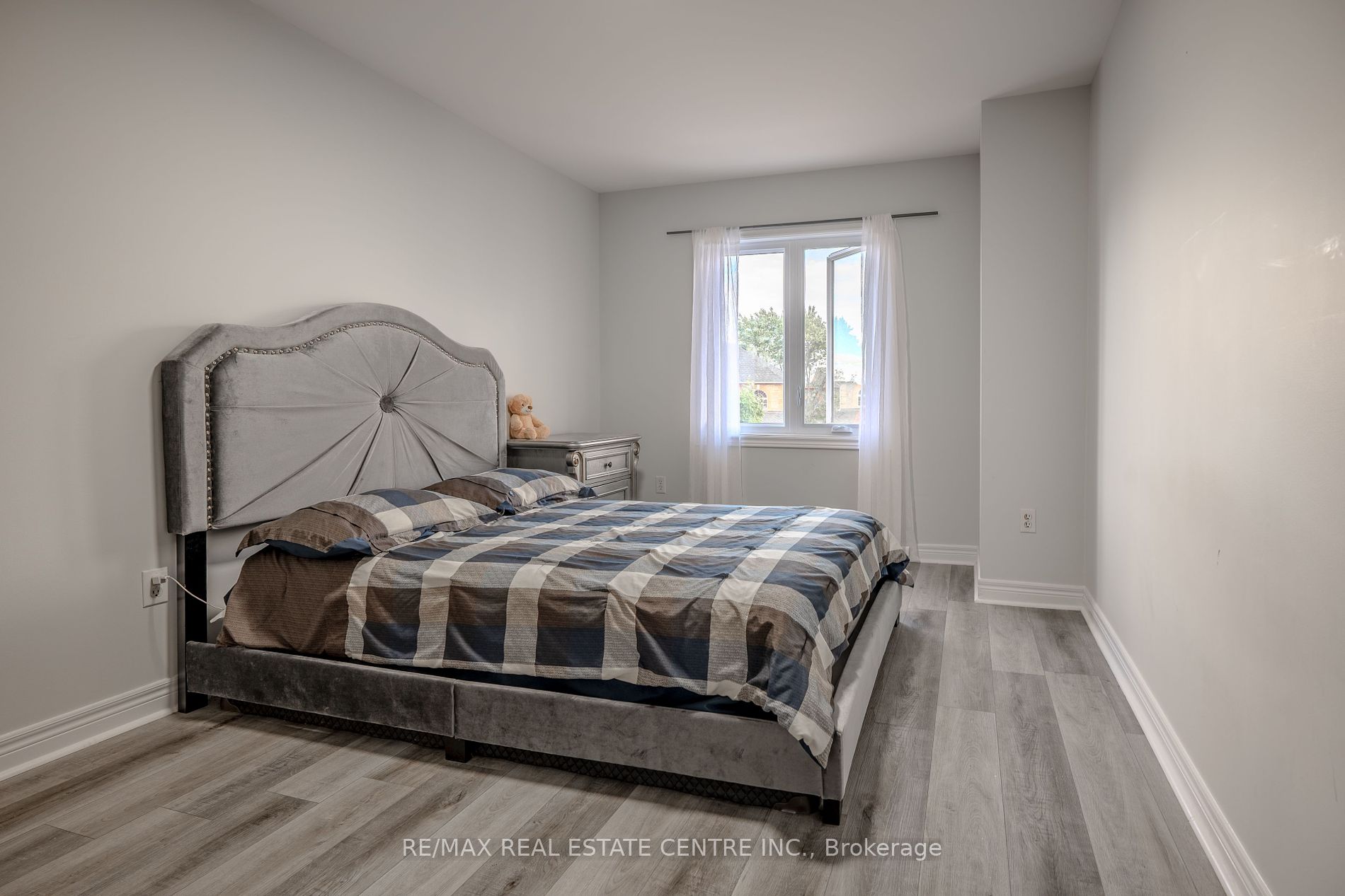 118 Mowat Cres