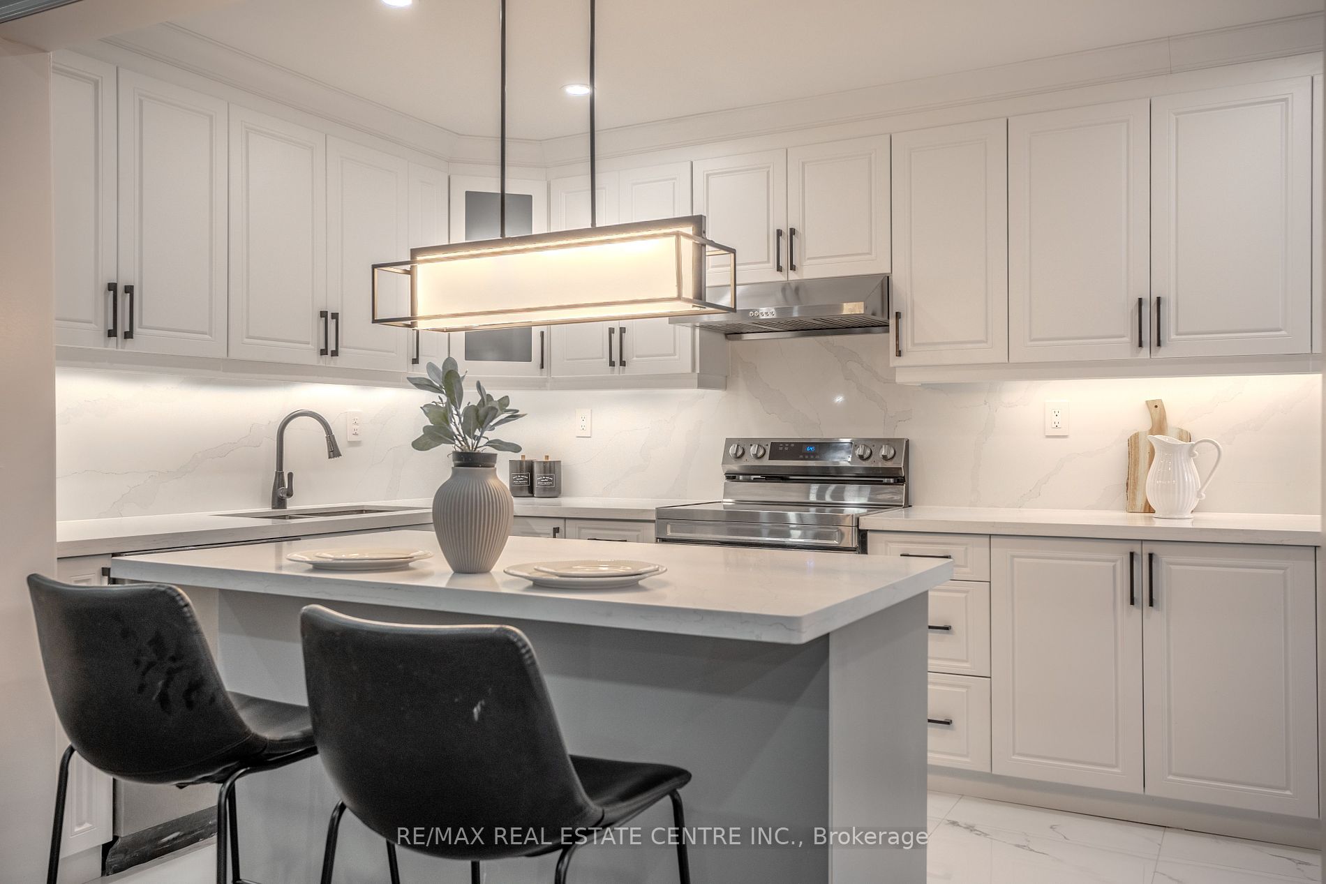 118 Mowat Cres