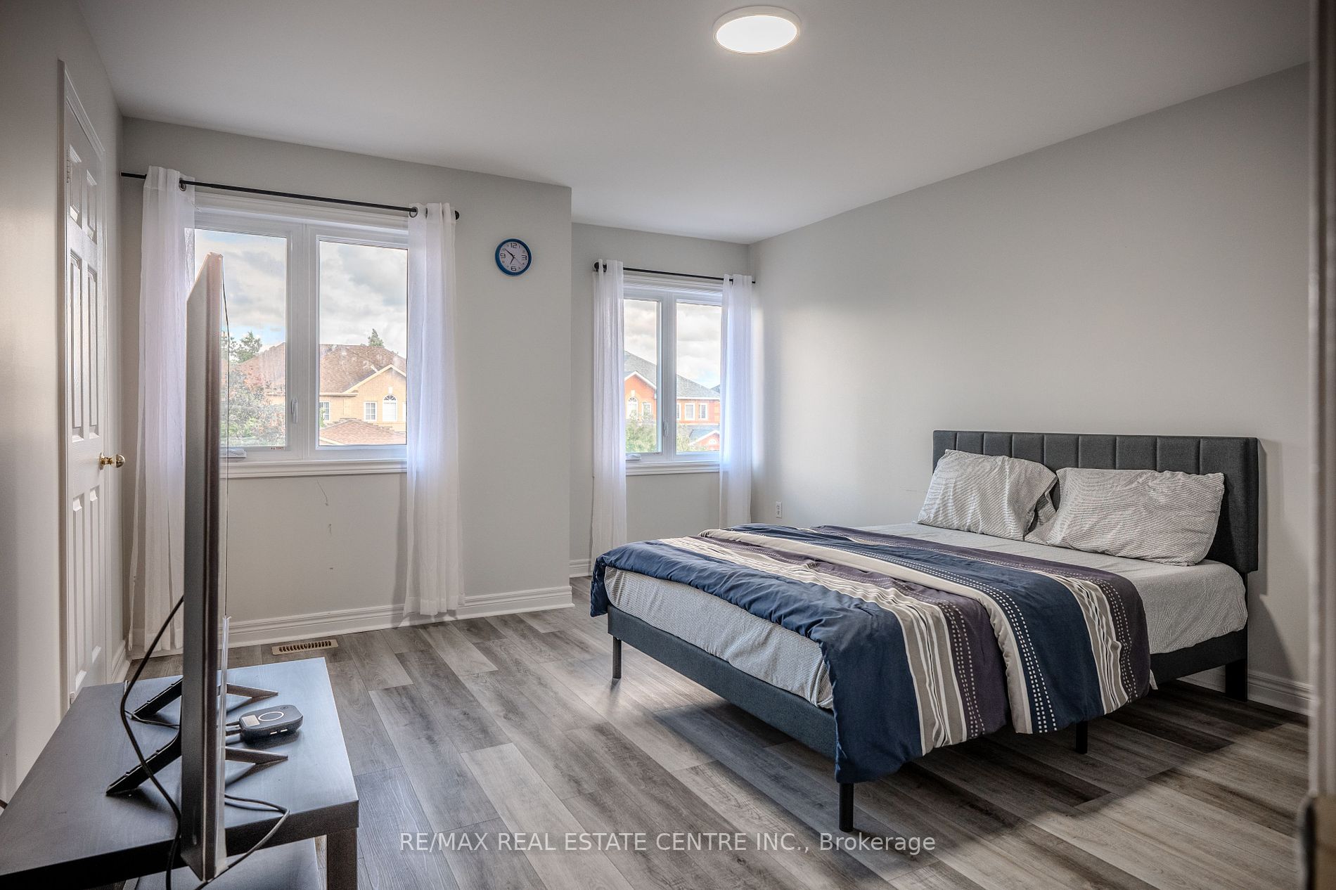118 Mowat Cres