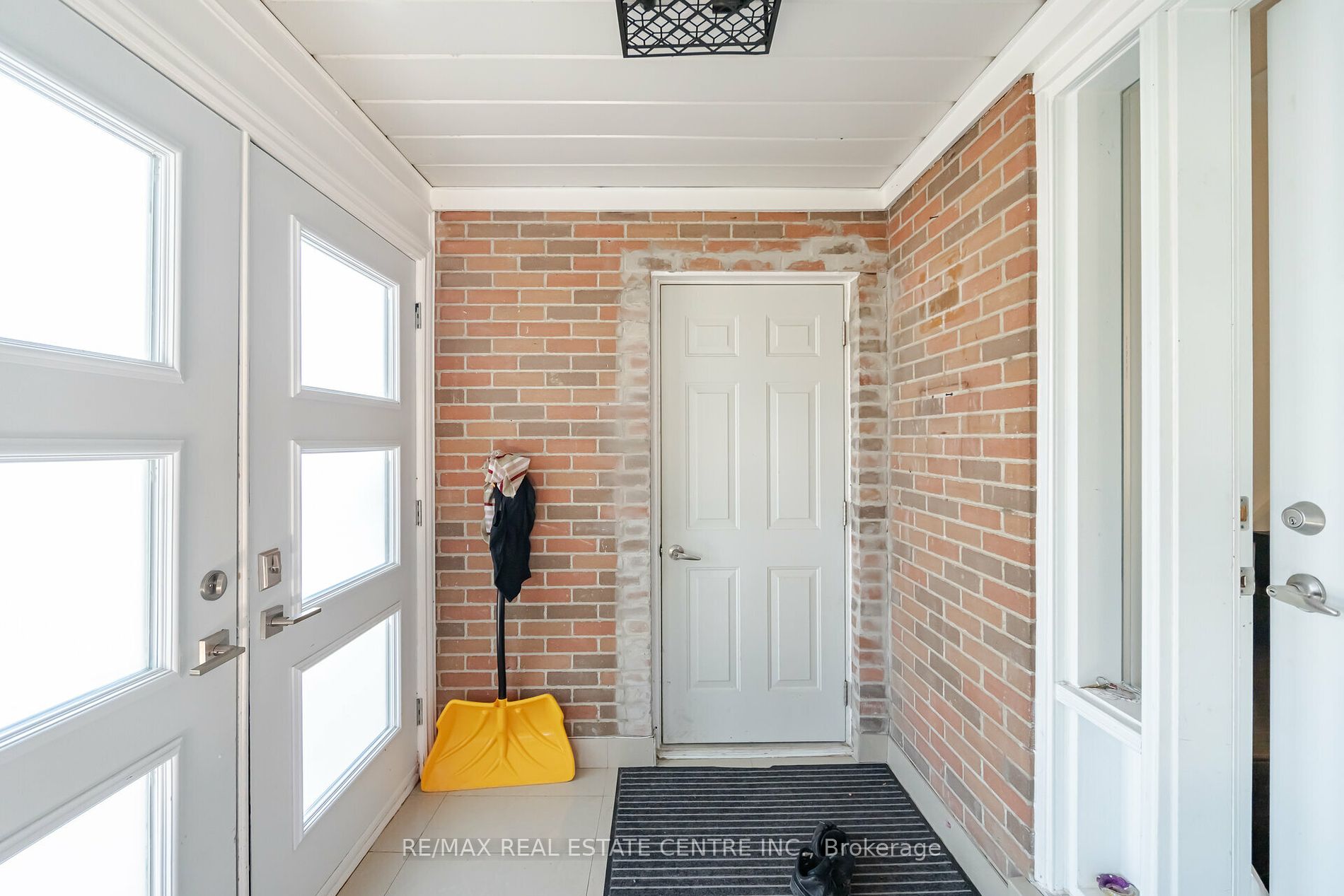 90 Centre St S