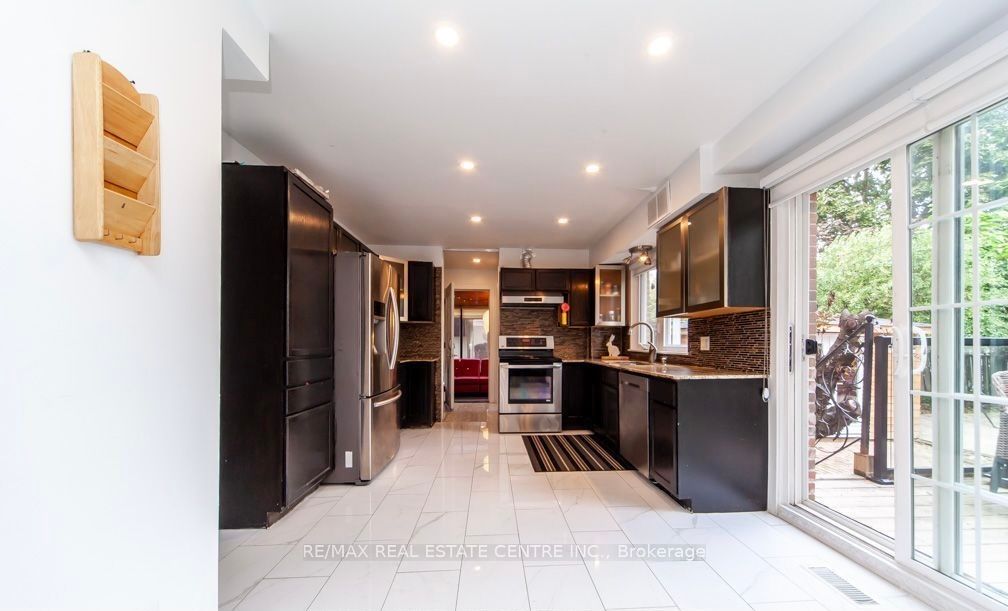 90 Centre St S