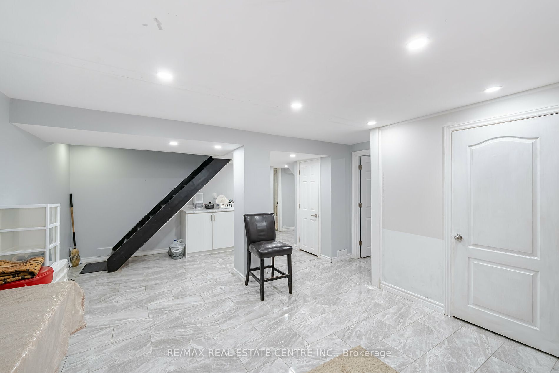 90 Centre St S