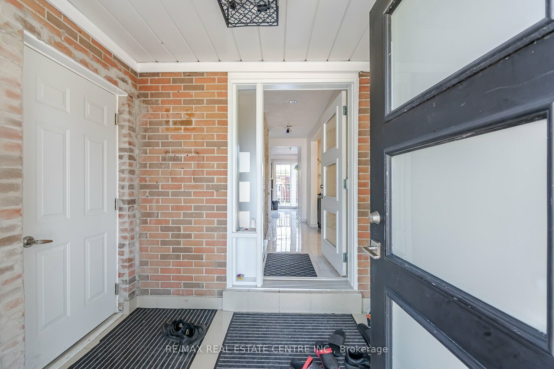 90 Centre St S
