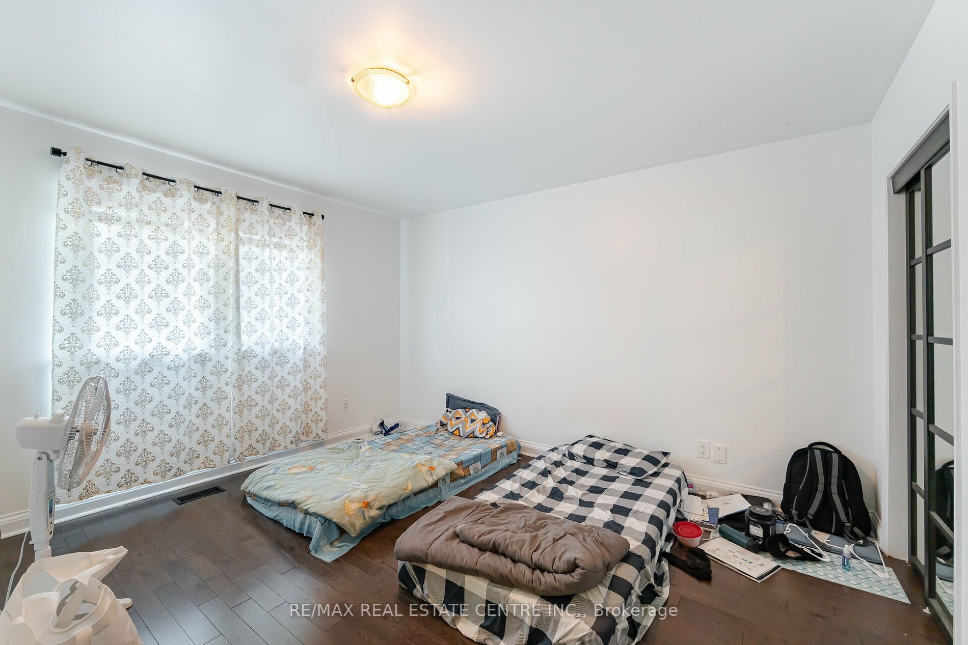 90 Centre St S