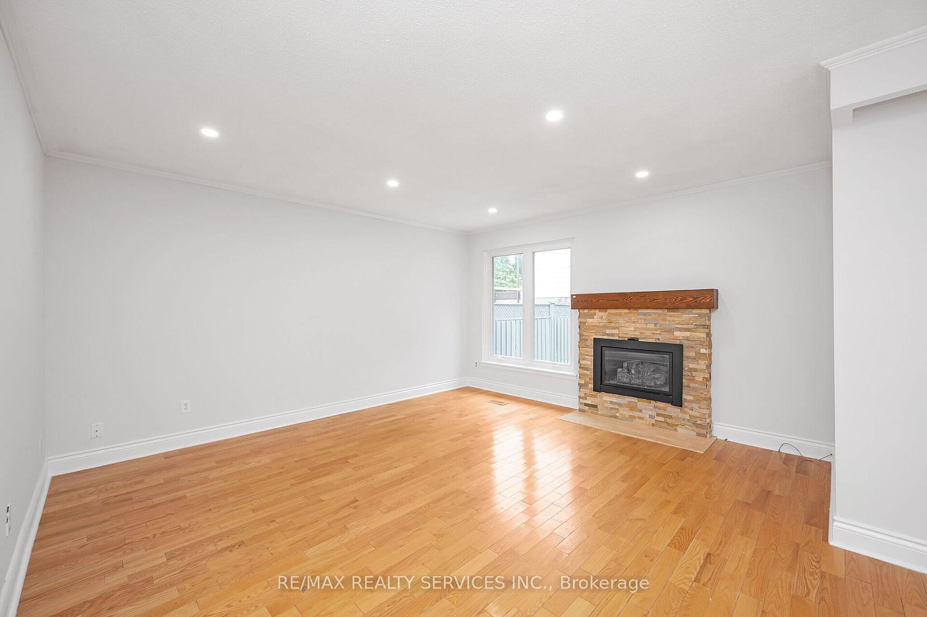 738 Briar Cres