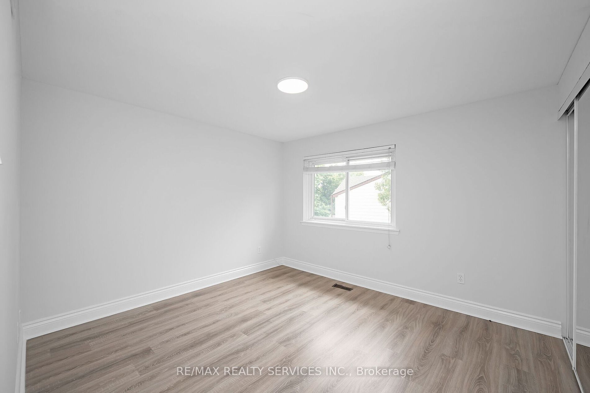 738 Briar Cres