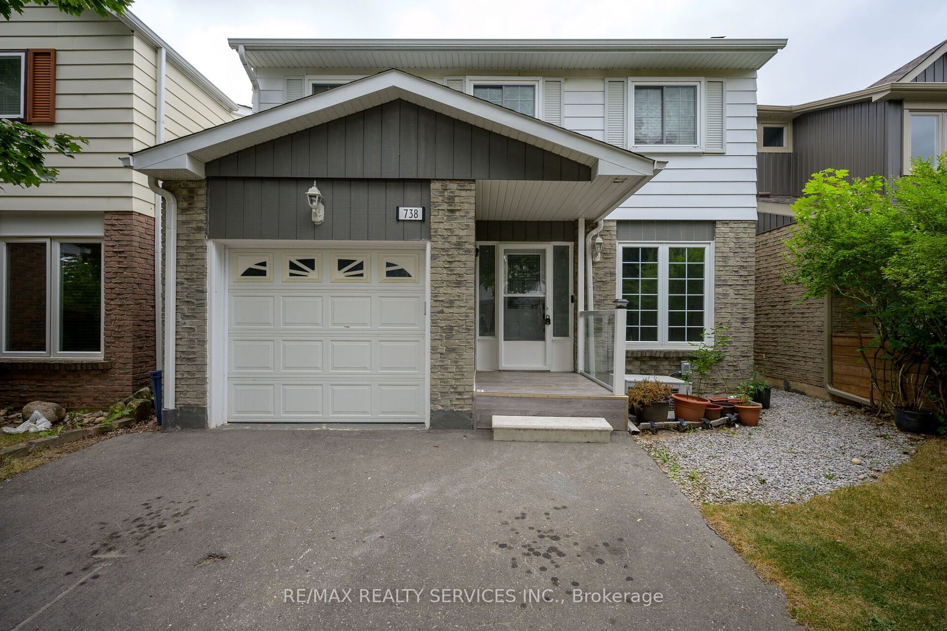 738 Briar Cres