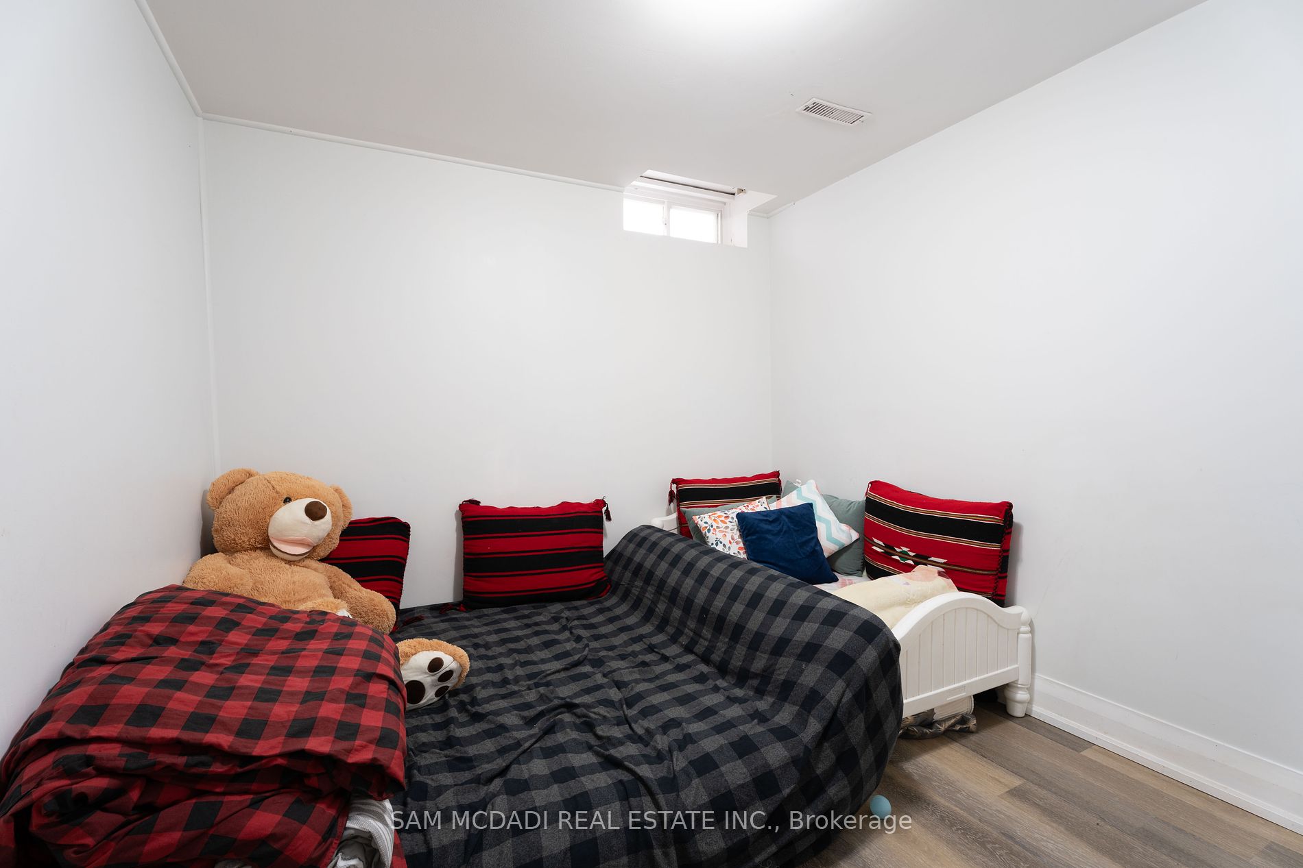 4484 Jenkins Cres