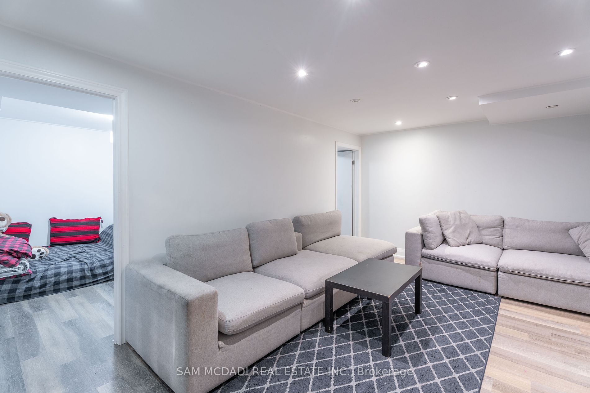 4484 Jenkins Cres