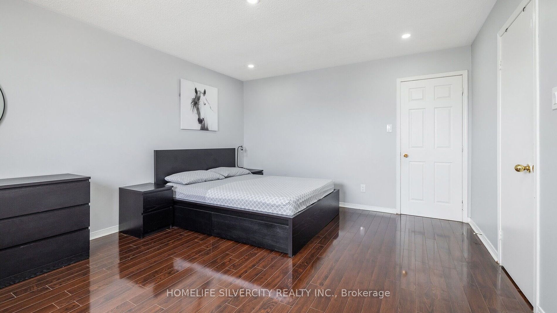 60 Dutch Cres