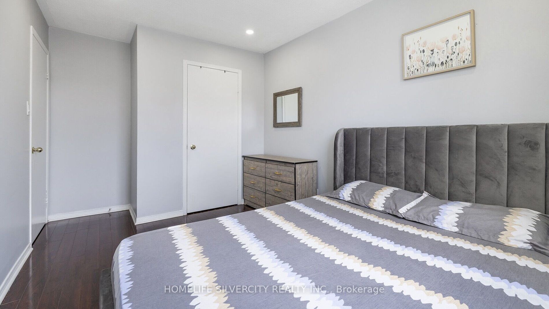 60 Dutch Cres