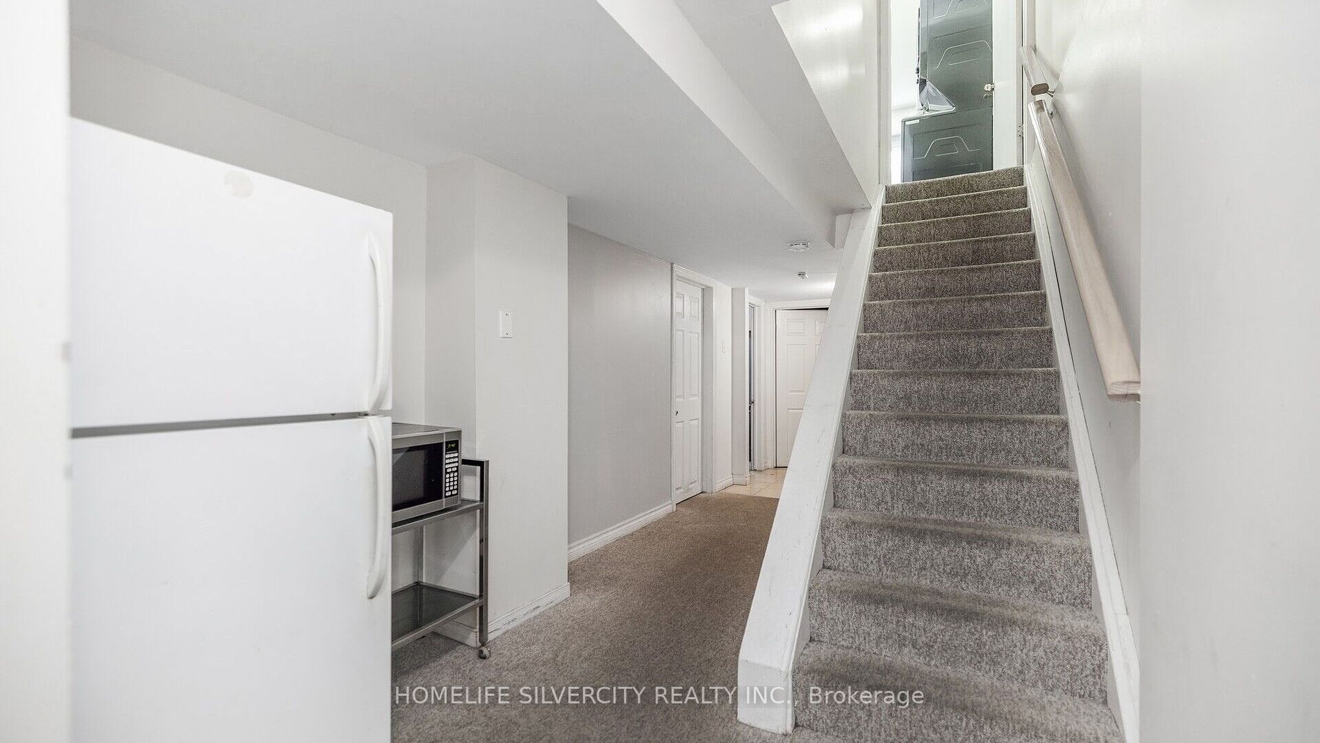 60 Dutch Cres