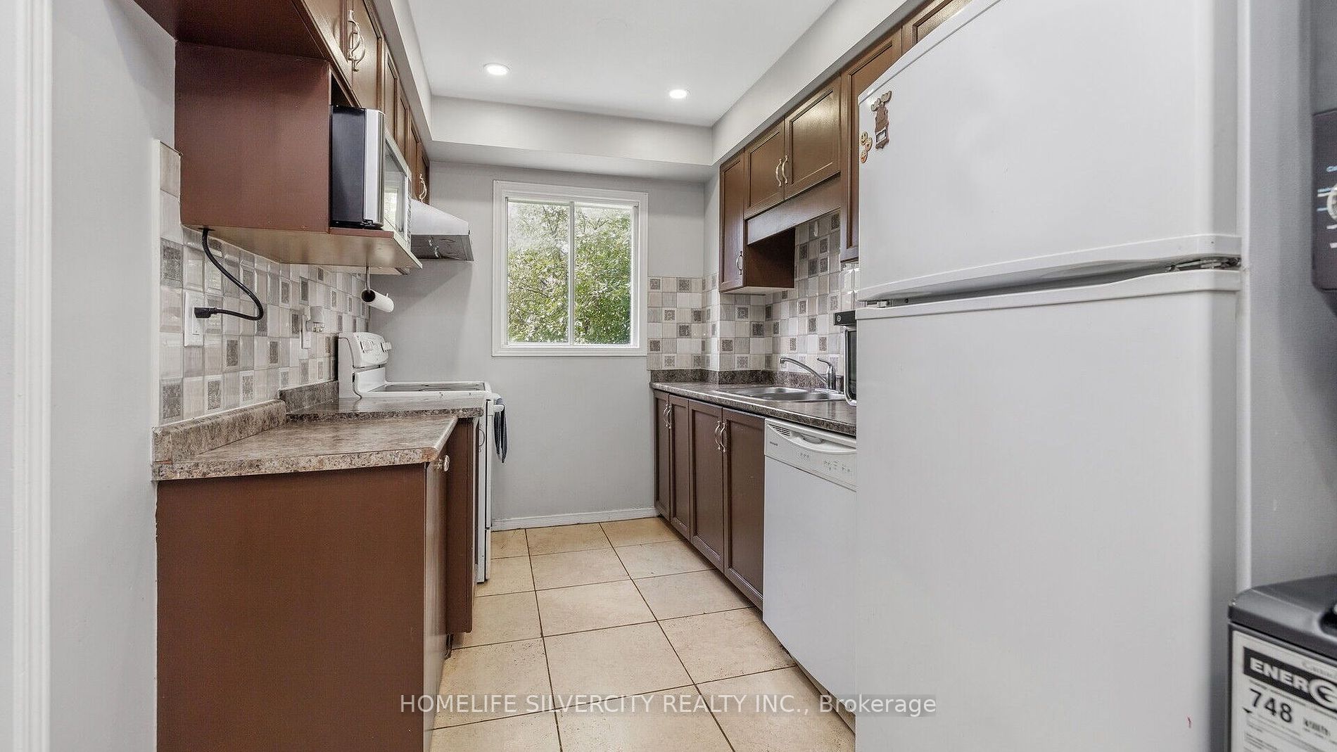 60 Dutch Cres
