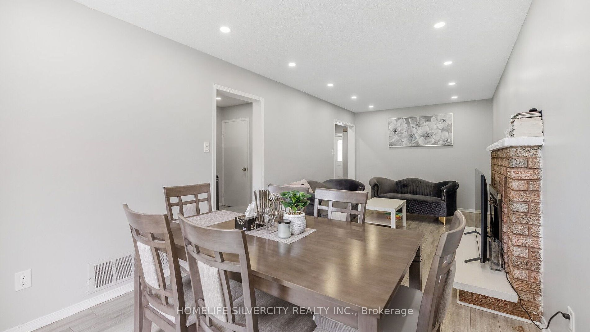 60 Dutch Cres