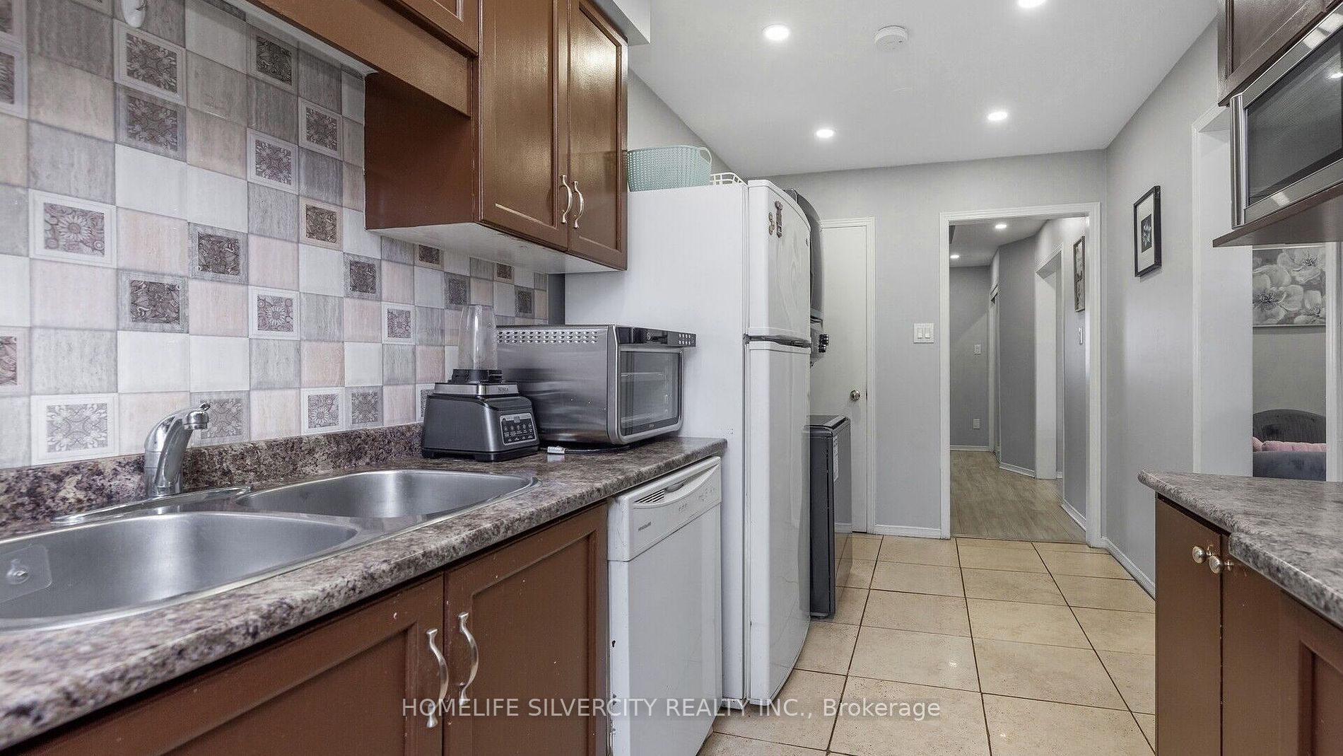 60 Dutch Cres
