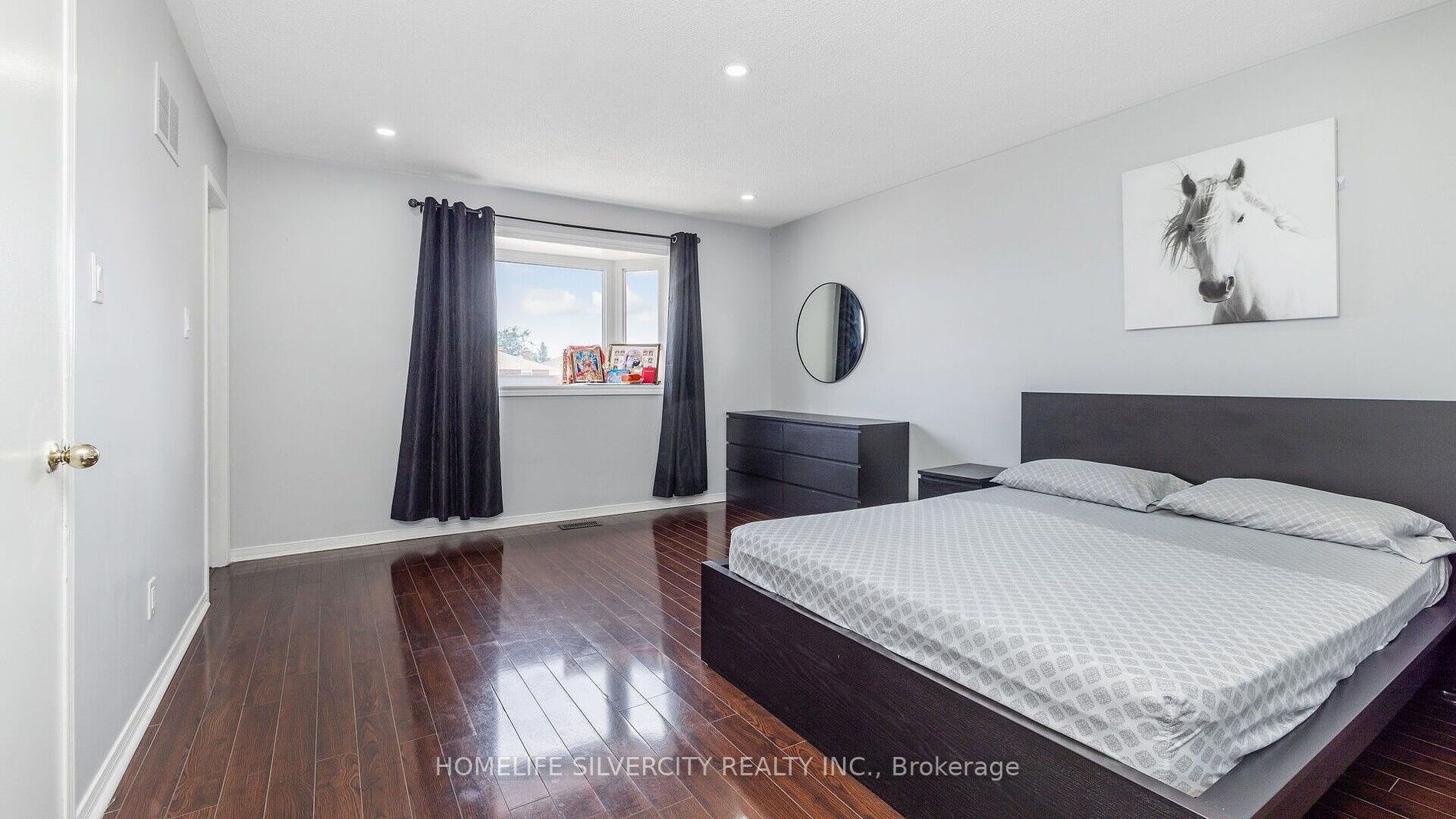 60 Dutch Cres