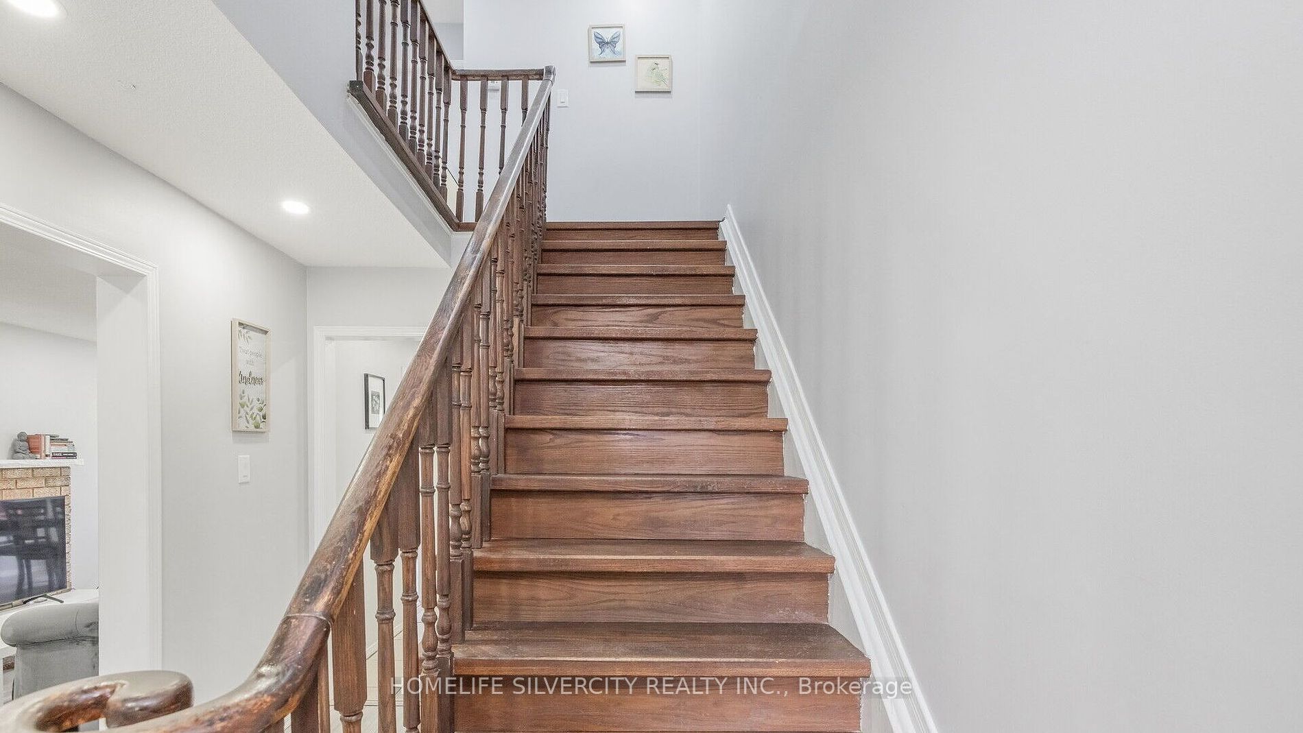 60 Dutch Cres