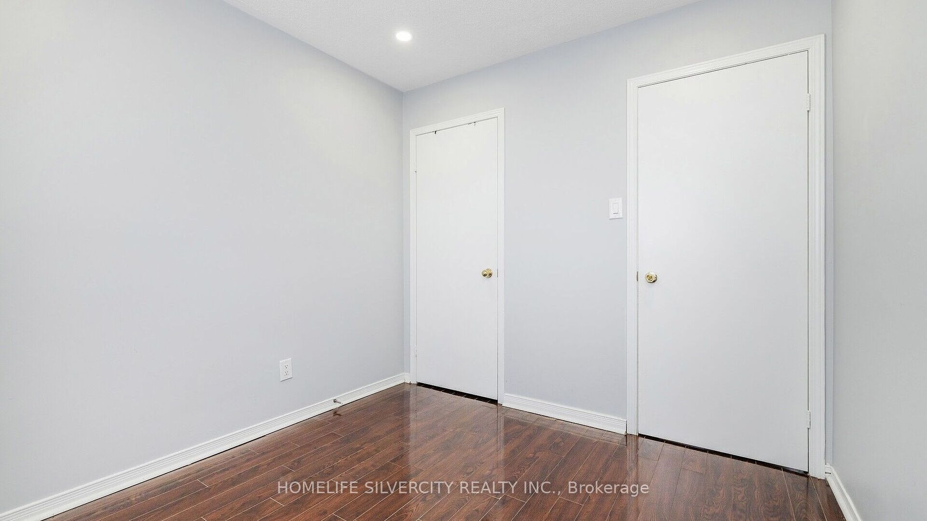 60 Dutch Cres