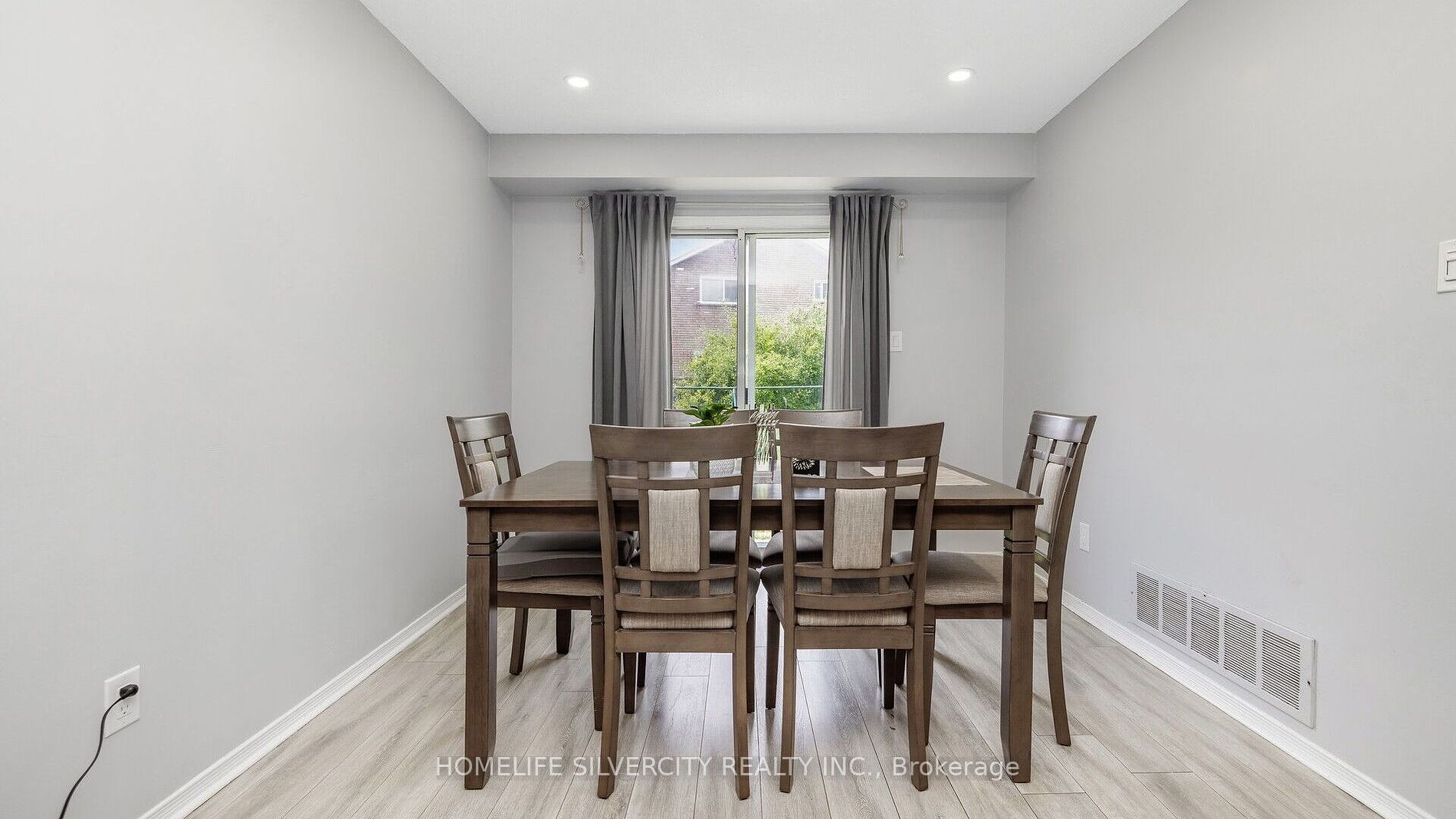 60 Dutch Cres
