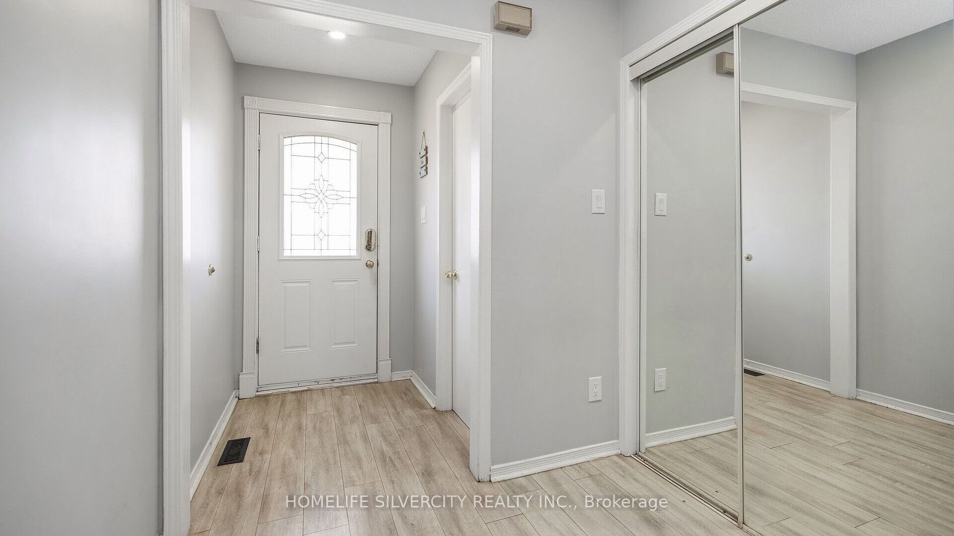 60 Dutch Cres